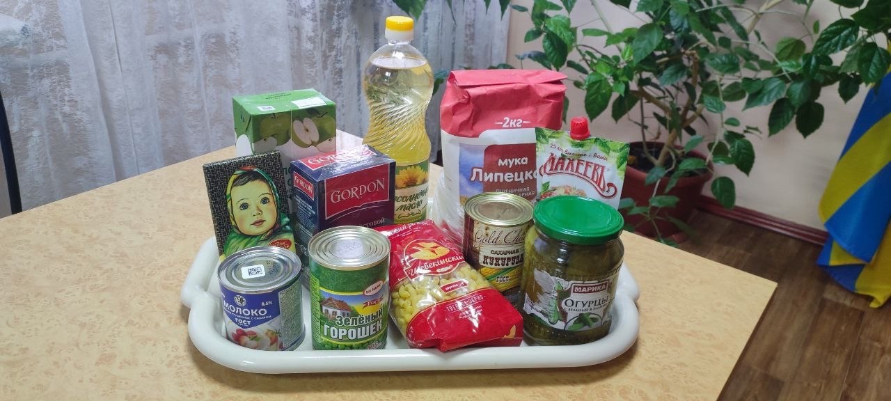 На фото представлен примерный перечень продуктов. Количество продуктов расчитывается исходя из представленной в приказе таблицы продуктового набора для одноразового питания на сумму 520 рублей на 10 дней